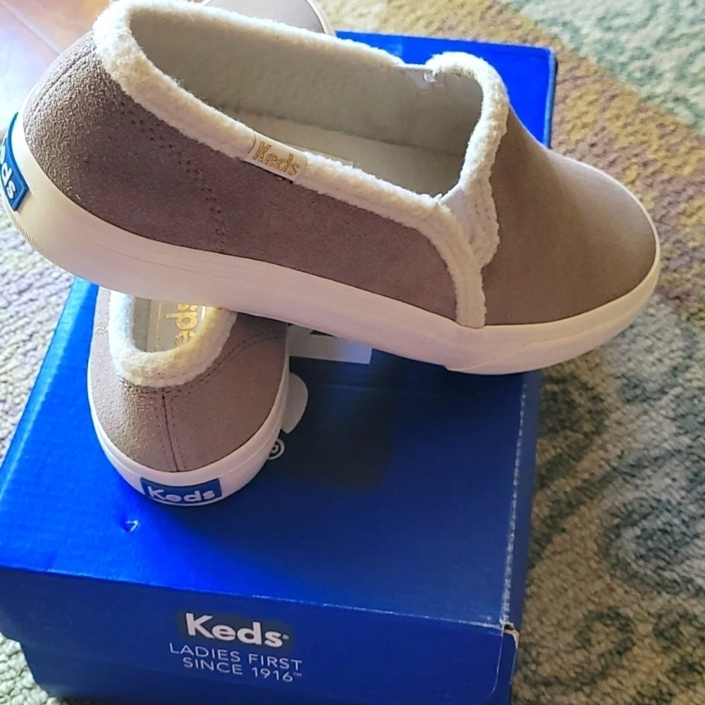 Keds Slip on Sneaker with faux shearling foot bed. Size 5.5